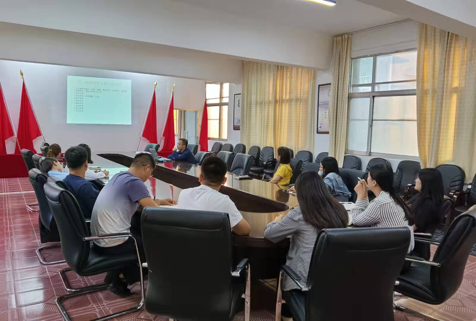 豫中公司第四期“學(xué)習(xí)大講堂”活動(dòng).jpg 豫中公司第四期“學(xué)習(xí)大講堂”活動(dòng).jpg