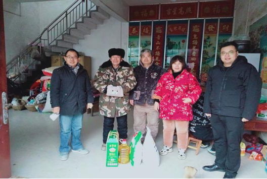 1.15市產(chǎn)投集團(tuán)赴邢寨慰問簡報(2)675.png 1.15市產(chǎn)投集團(tuán)赴邢寨慰問簡報(2)675.png