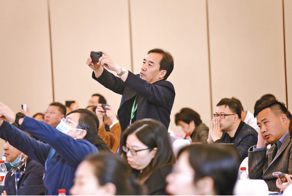 4.28中國(guó)藥谷聚杏林群賢 天中福地探藥食之源——第二屆中國(guó)藥食同源發(fā)展論壇暨中國(guó)藥谷(駐馬店)首屆創(chuàng)新發(fā)展峰會(huì)掠影355.png 4.28中國(guó)藥谷聚杏林群賢 天中福地探藥食之源——第二屆中國(guó)藥食同源發(fā)展論壇暨中國(guó)藥谷(駐馬店)首屆創(chuàng)新發(fā)展峰會(huì)掠影355.png