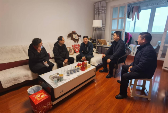 黨建引領(lǐng)聚合力 走訪慰問暖人心—產(chǎn)業(yè)集團開展春節(jié)走訪慰問老黨員活動550.png 黨建引領(lǐng)聚合力 走訪慰問暖人心—產(chǎn)業(yè)集團開展春節(jié)走訪慰問老黨員活動550.png