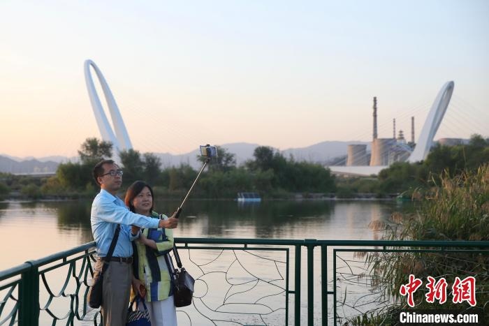 10月1日，北京冬奧公園內(nèi)的游客。　<a target='_blank' href='http://www.chinanews.com/'>中新社</a> 易海菲 攝