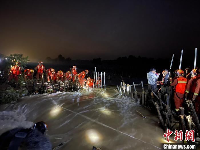 消防員分成左右兩路，同時(shí)發(fā)起決口封堵總攻?！￠Z旭輝 攝