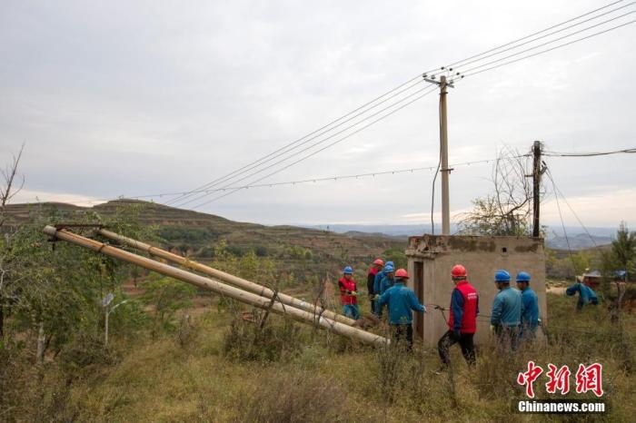 資料圖：10月11日，山西省靈石縣，電力工作人員在搶修電力設(shè)施。<a target='_blank' href='http://www.chinanews.com/'>中新社</a>記者 張?jiān)?攝 　