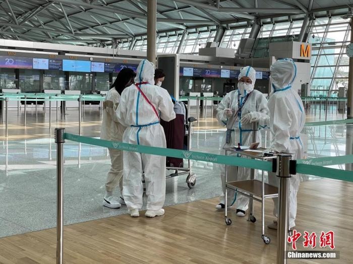 資料圖：韓國仁川國際機(jī)場(chǎng)工作人員嚴(yán)格執(zhí)行防疫措施。<a target='_blank' href='http://www.chinanews.com/'>中新社</a>記者 劉旭 攝　