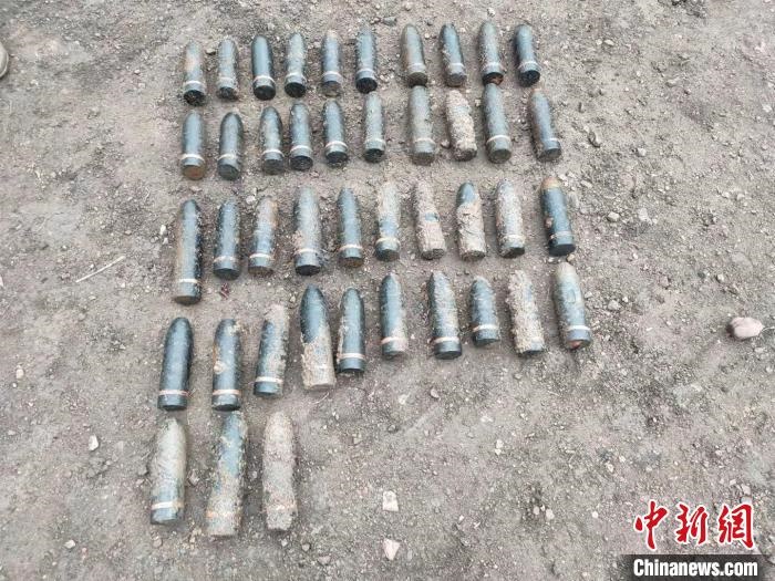 圖為發(fā)現(xiàn)的遺留炮彈?！√厝崭駱?攝