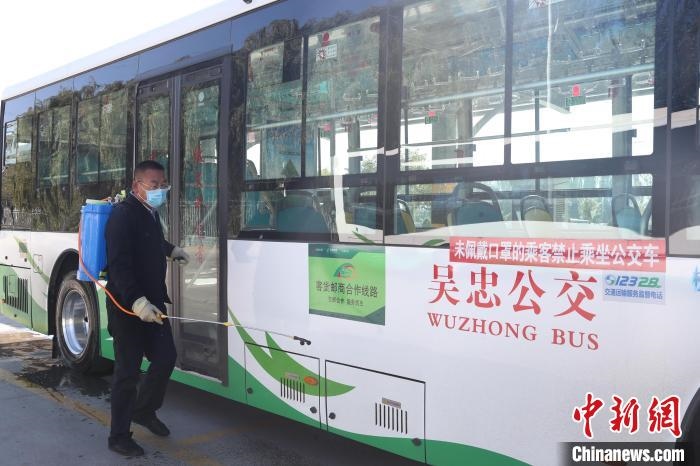 工作人員正在對(duì)公交車進(jìn)行消殺?！∮诰?攝
