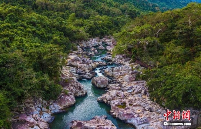 航拍海南呀諾達(dá)熱帶雨林景區(qū)，鳥瞰秀美山水、廣袤雨林。<a target='_blank' href='http://www.chinanews.com/'>中新社</a>記者 駱云飛 攝