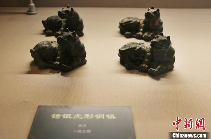 一級文物錯銀虎形銅鎮(zhèn)?！≮w曉 攝