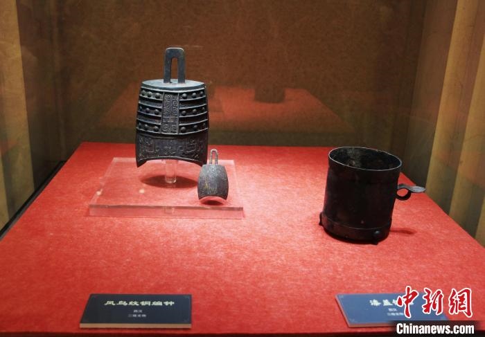 二級文物西漢鳳鳥紋銅編鐘、漆蓋銅卮?！≮w曉 攝