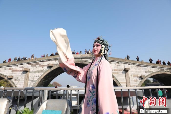 2019京杭對話的大運河京杭雅集活動中，浙江昆劇團國家一級演員楊崑在中國大運河(杭州段)上進行表演。　徐軍 攝 攝