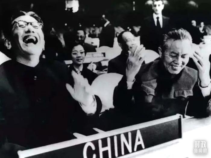 △1971年11月15日，以外交部副部長喬冠華(左一)為團長、黃華(右一)為副團長的中國代表團，首次出現(xiàn)在聯(lián)合國大會上。(資料圖)