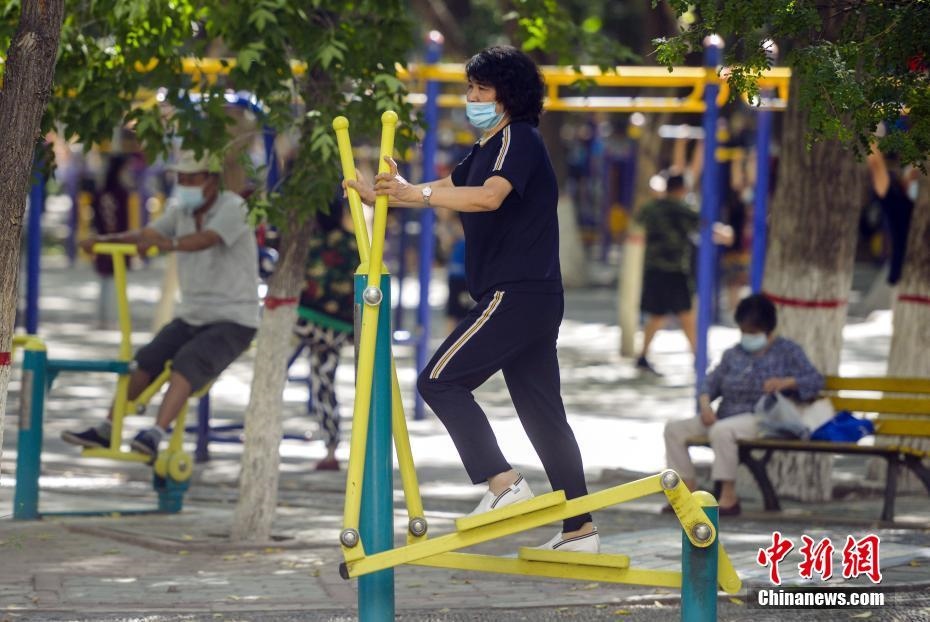 市民在體育公園利用公共健身器械鍛煉身體。 <a target='_blank' href='http://www.chinanews.com/'>中新社</a>記者 劉新 攝