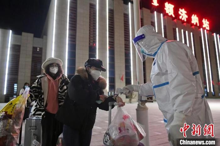 圖為滯留游客被有序轉(zhuǎn)運(yùn)至低風(fēng)險(xiǎn)地區(qū)?！⊥趵?攝
