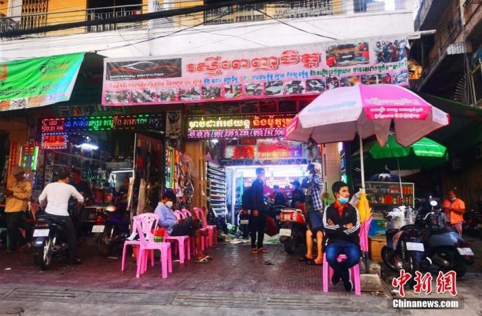 圖為金邊市中心的烏亞西市場，不少店鋪恢復(fù)營業(yè)。 <a target='_blank' href='http://www.chinanews.com/'>中新社</a>記者 歐陽開宇 攝