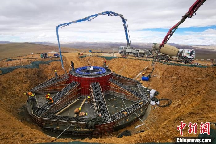 資料圖為該風(fēng)電場建設(shè)現(xiàn)場?！≈袊娊瘓F(tuán)成都勘測設(shè)計(jì)研究院有限公司 供圖