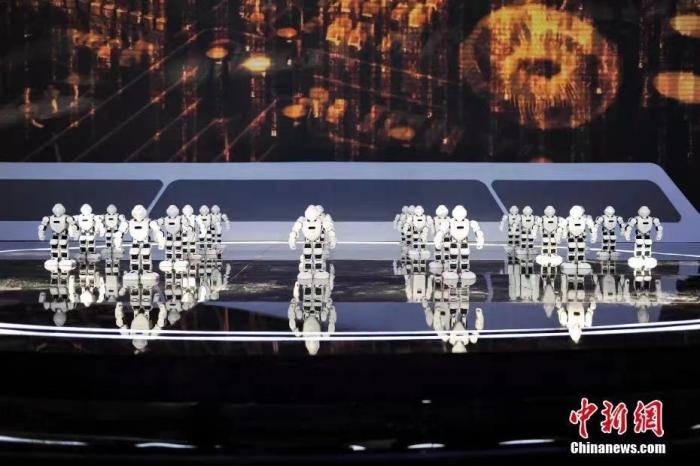 資料圖：2020年11月1日，科幻 科技創(chuàng)新主題論壇在北京舉行。圖為優(yōu)必選機器人科幻秀。<a target='_blank' href='/'>中新社</a>記者 田雨昊 攝
