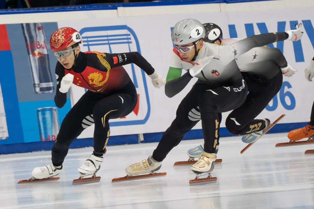 11月20日，中國選手武大靖(左)和匈牙利選手劉少林在比賽中。劉少林奪得冠軍，武大靖獲得第四名。新華社發(fā)(弗爾季·奧蒂洛 攝)