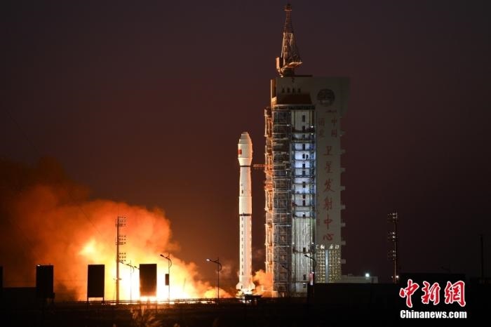 11月23日7時45分，中國在酒泉衛(wèi)星發(fā)射中心用長征四號丙運(yùn)載火箭，成功將高分三號02星發(fā)射升空。 <a target='_blank' href='/'>中新社</a>發(fā) 汪江波 攝 　