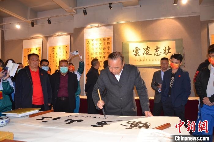 圖為“鐵軍老戰(zhàn)士”、著名書法家、解放軍報原副總編輯連俊義少將現(xiàn)場揮毫?！☆佇玛?攝 攝