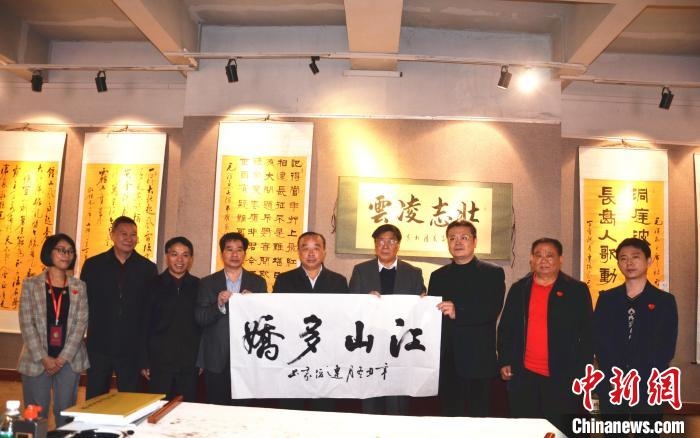 圖為百名將軍書畫展活動現(xiàn)場?！☆佇玛?攝 攝