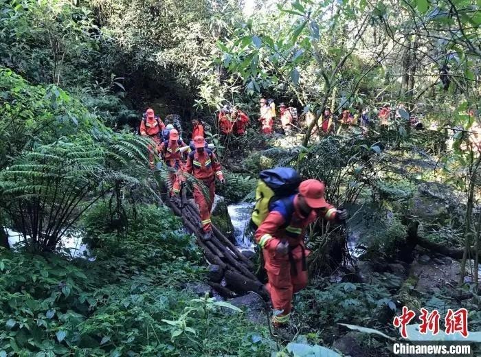 圖為搜救隊(duì)員在搜尋失聯(lián)人員。普洱市消防救援支隊(duì)供圖