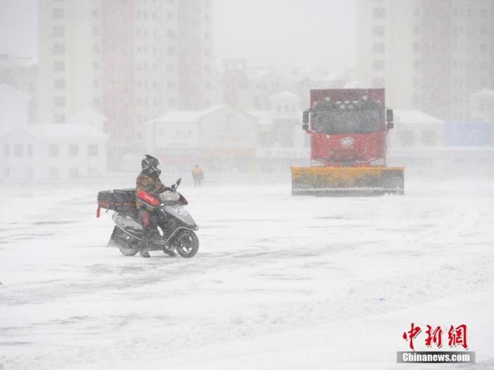資料圖：市民冒雪出行。 <a target='_blank' href='/'>中新社</a>記者 張瑤 攝