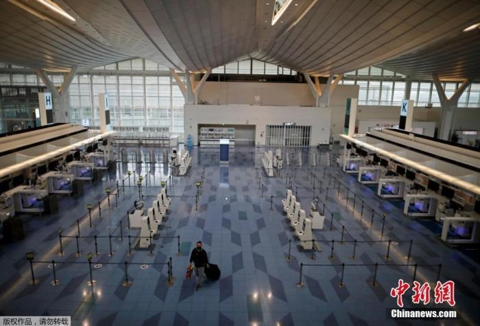 資料圖：日本東京，東京國際機場，一名乘客在國際航班航站樓的登機區(qū)。