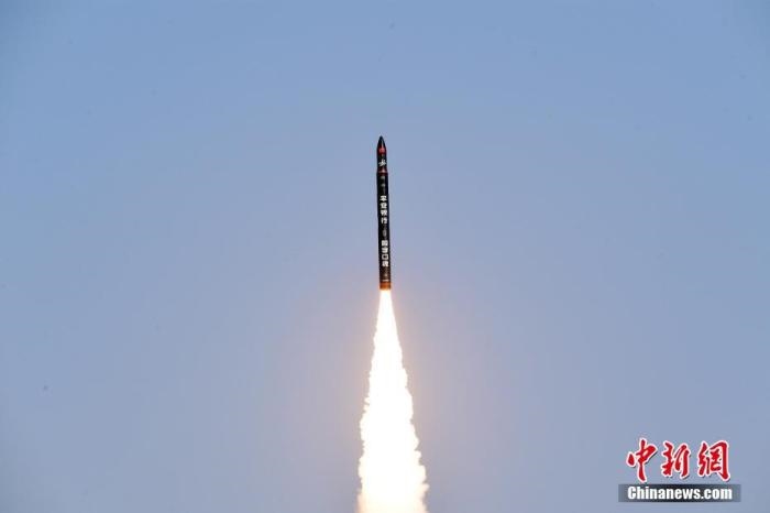 北京時(shí)間2021年12月7日12時(shí)12分，谷神星一號(hào)遙二運(yùn)載火箭在中國(guó)酒泉衛(wèi)星發(fā)射中心成功發(fā)射升空，將搭載的天津大學(xué)一號(hào)、麗澤一號(hào)、寶醞號(hào)、金紫荊五號(hào)、金紫荊一號(hào)03星等5顆小衛(wèi)星順利送入預(yù)定軌道，發(fā)射任務(wù)獲得圓滿成功。汪江波 攝