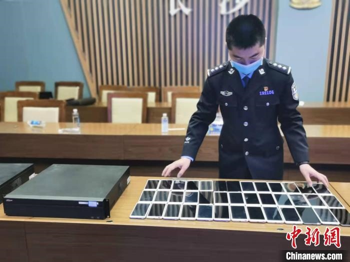 民警展示作案工具?！￠L沙市公安局供圖