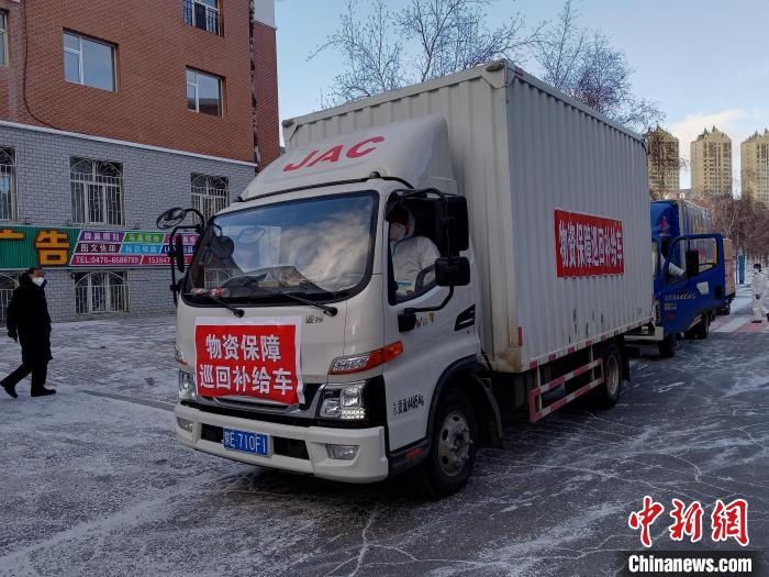 圖為滿洲里物資保障巡回補(bǔ)給車隊配貨現(xiàn)場。　秦甜偉 攝
