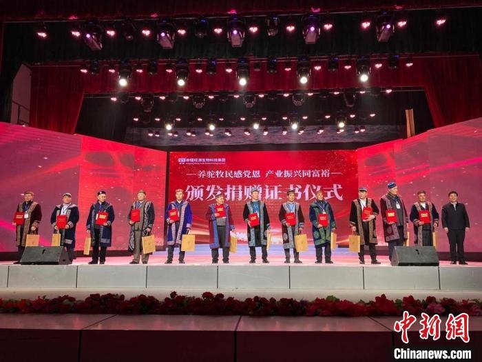 阿勒泰地區(qū)牧民靠企業(yè)的幫扶走上了致富道路?！」o琨 攝