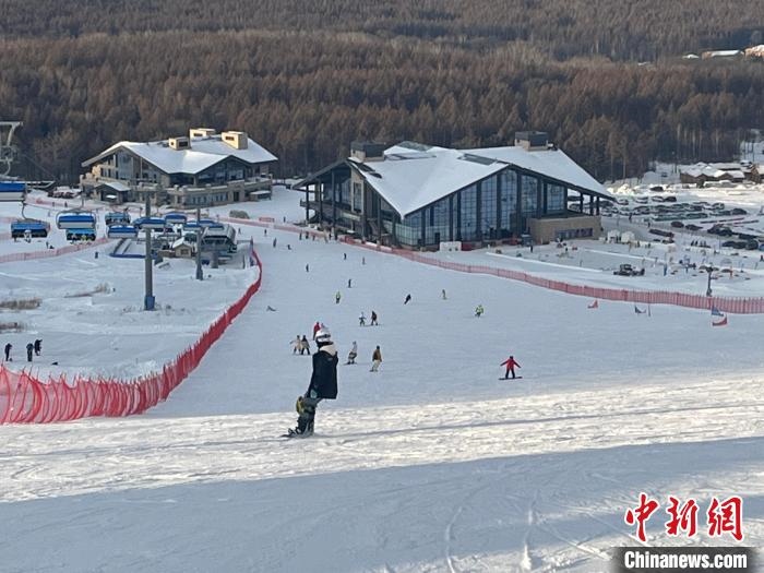 在吉林白山體驗滑雪的游客眾多。　薛棟棟 攝