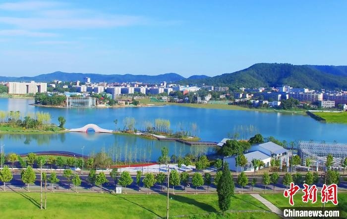 后湖藝術(shù)園?！√菩∏?攝