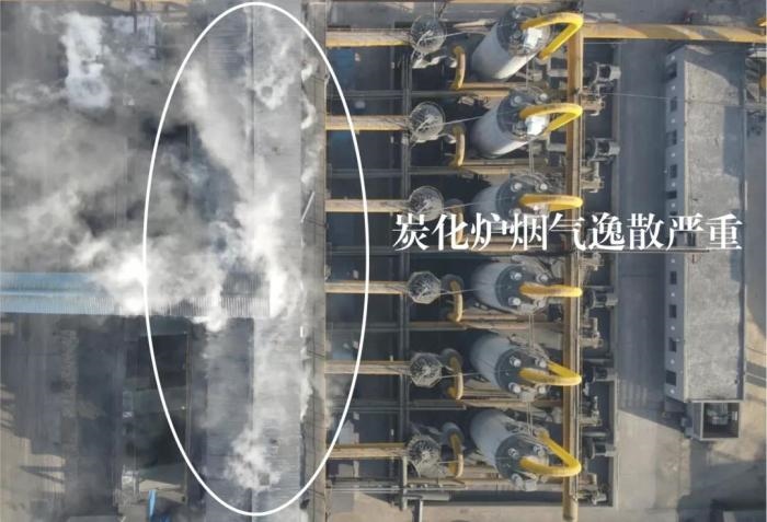  2021年12月11日，督察組使用無人機拍攝，榆林市榆陽區(qū)瑞森煤化工公司炭化爐煙氣逸散嚴重