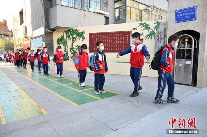 10月，呼和浩特市一所小學(xué)內(nèi)，學(xué)生間隔入校。 <a target='_blank' href='/'>中新社</a>記者 劉文華 攝