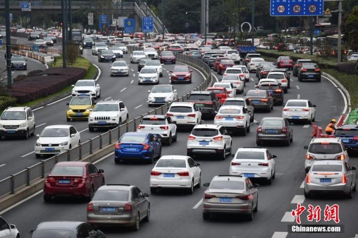 成都市劍南大道的早高峰，車輛排隊(duì)入城。張浪 攝