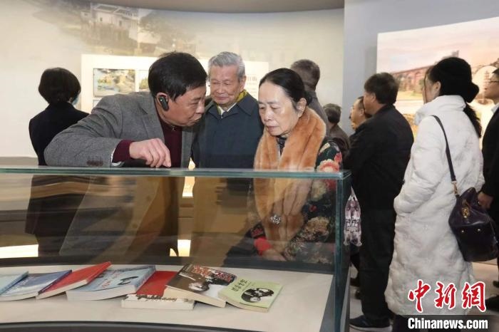 船政后裔在參觀新館。　陳曉靜 攝