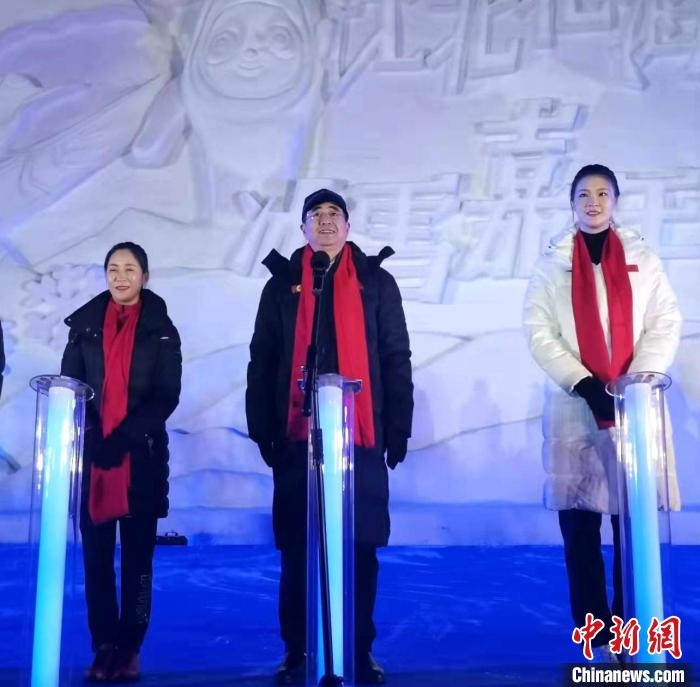 前女排國(guó)家隊(duì)隊(duì)長(zhǎng)奧運(yùn)冠軍惠若琪(右一)，中國(guó)女子田徑競(jìng)走奧運(yùn)冠軍王麗萍(左一)助陣當(dāng)晚活動(dòng)?！≮w桂華 攝