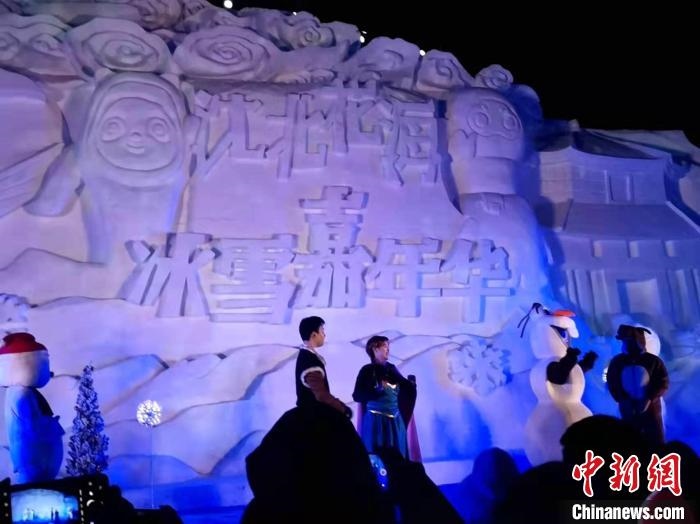 活動(dòng)現(xiàn)場(chǎng)表演的《冰雪奇緣》很受歡迎?！≮w桂華 攝