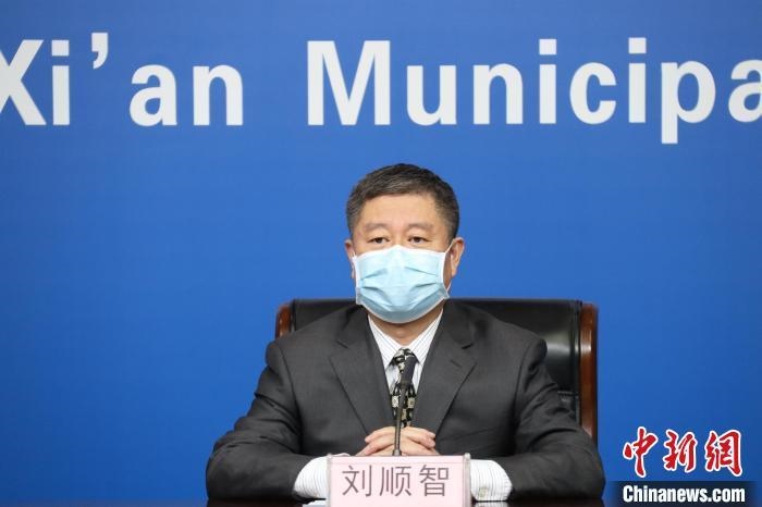圖為西安市衛(wèi)生健康委主任劉順智6日在新聞發(fā)布會(huì)上?！∥靼彩姓﹫D