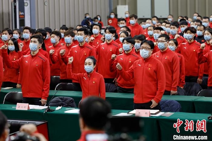 1月5日晚，全力沖刺北京冬奧學(xué)習(xí)座談會(huì)在北京舉行，座談會(huì)后，中國(guó)冰雪國(guó)家集訓(xùn)隊(duì)全體成員起立，齊聲高呼：“中國(guó)冰雪，加油！加油！加油！” <a target='_blank' href='/'>中新社</a>記者 富田 攝
