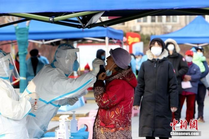 資料圖：1月9日，天津市南開大學(xué)西南村，社區(qū)組織市民進(jìn)行核酸檢測(cè)。 <a target='_blank' href='/'>中新社</a>記者 張道正 攝