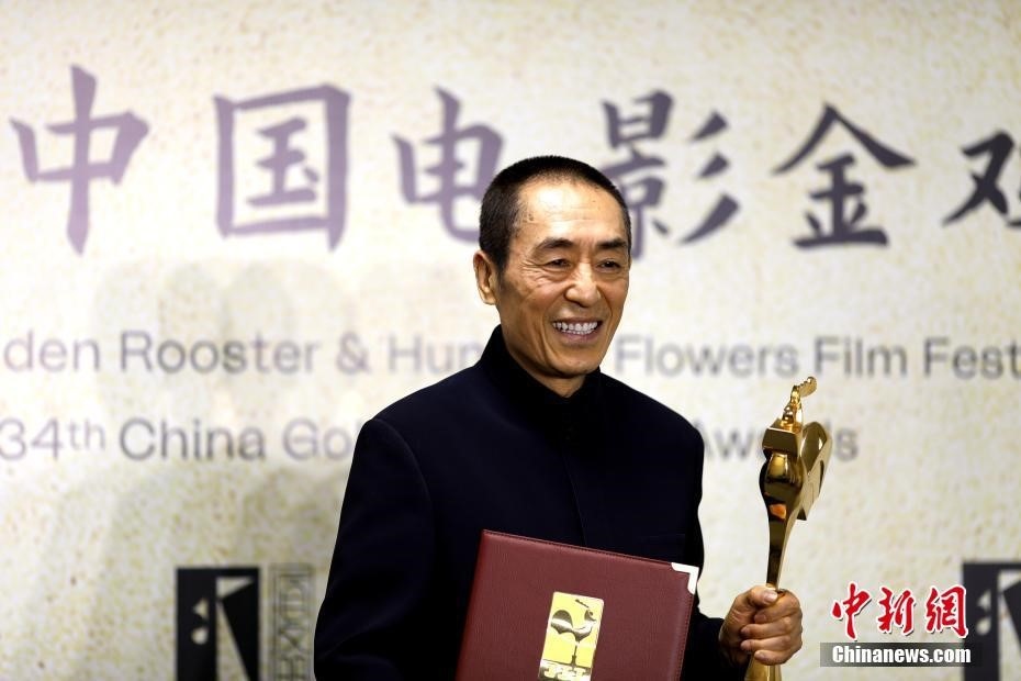 (資料圖：張藝謀以執(zhí)導(dǎo)《懸崖之上》榮膺最佳導(dǎo)演獎(jiǎng)。 <a target='_blank' href='/'>中新社</a>記者 呂明 攝)