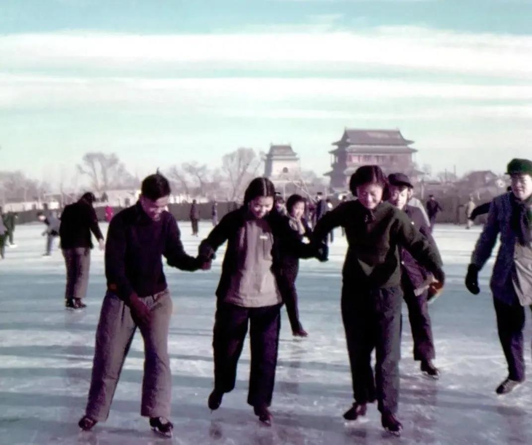 1955年，在什剎海學(xué)習(xí)溜冰的大學(xué)生。(圖源：人民畫報(bào))
