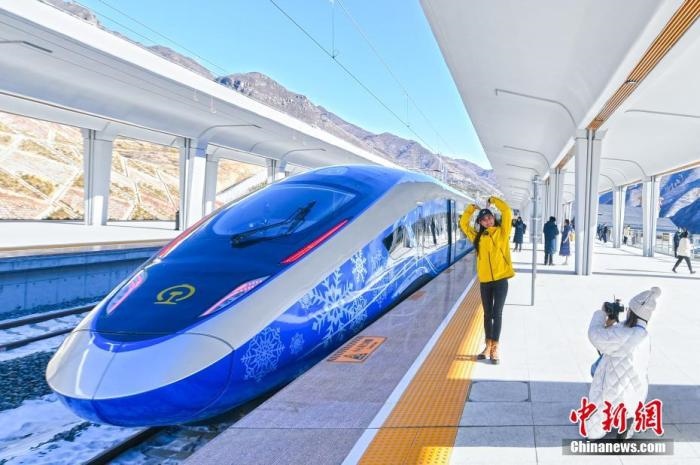 1月12日，河北省張家口市崇禮區(qū)，路側(cè)矗立的北京冬奧會(huì)標(biāo)志。崇禮11日迎來(lái)降雪，雪后的崇禮冬奧氛圍濃。 <a target='_blank' href='/'>中新社</a>記者 賈天勇 攝