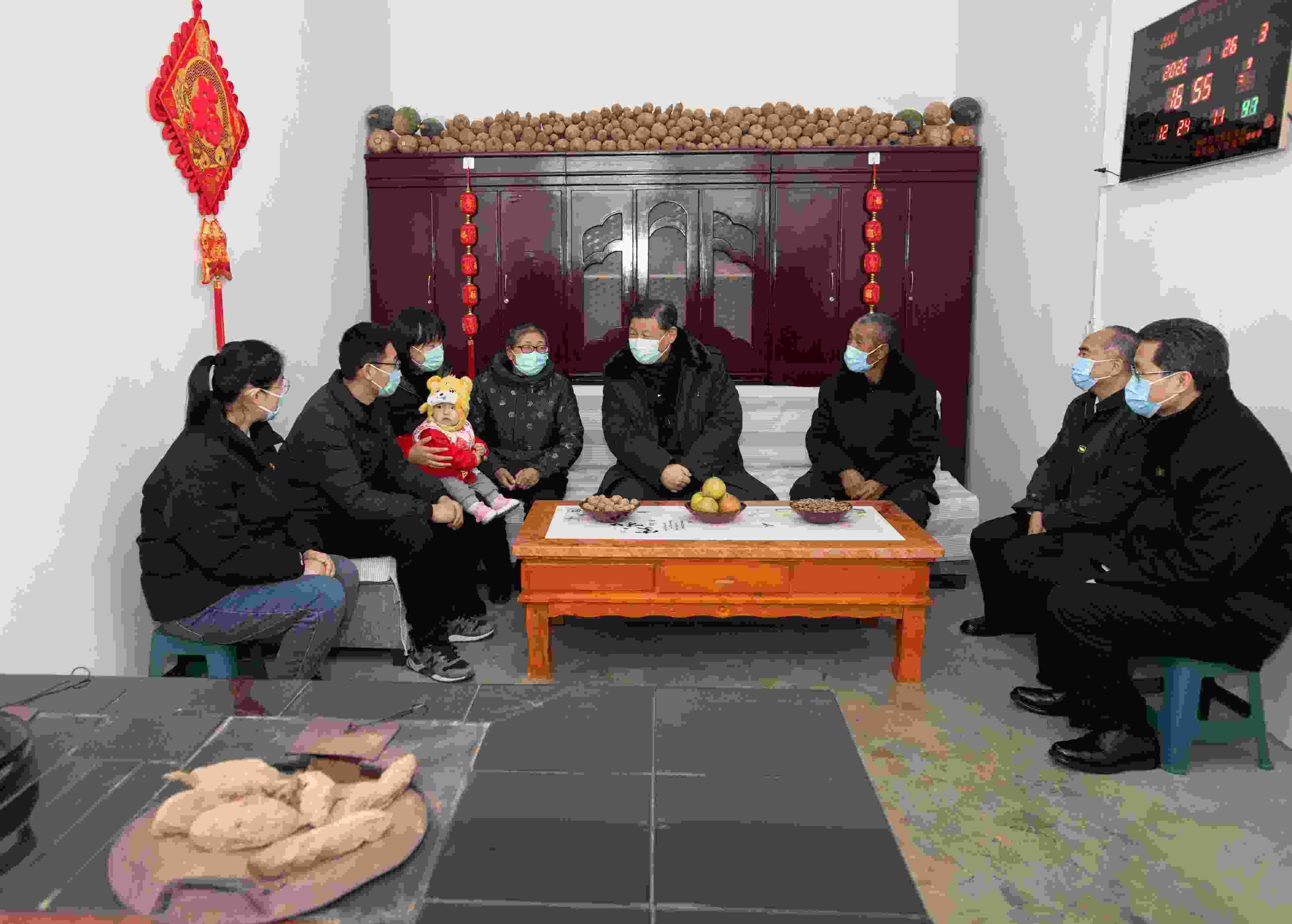 △2022年1月26日，中共中央總書記、國(guó)家主席、中央軍委主席習(xí)近平在臨汾市汾西縣僧念鎮(zhèn)段村同村民蔡文明一家親切交流。