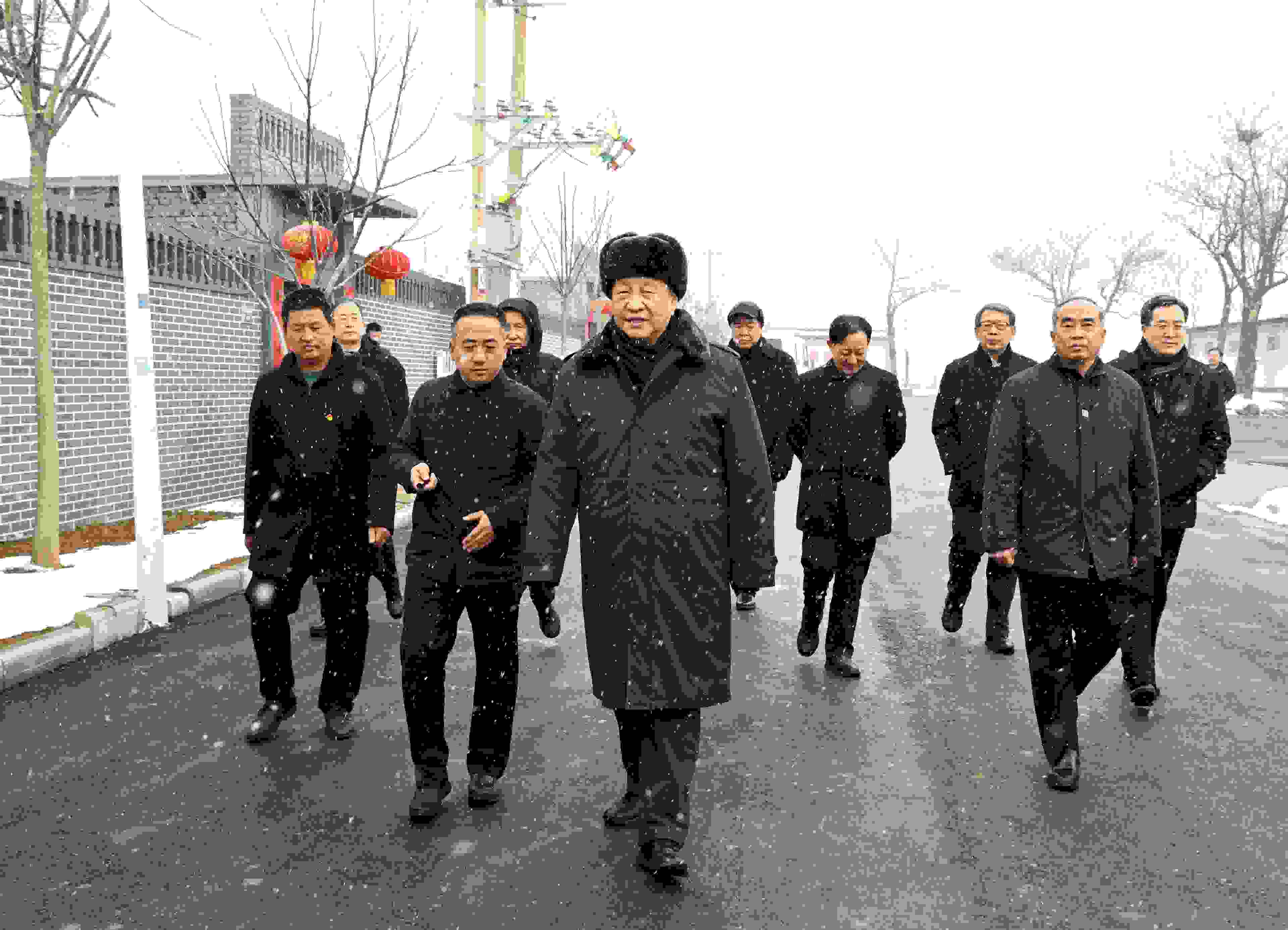 △2022年1月26日，中共中央總書記、國(guó)家主席、中央軍委主席習(xí)近平冒雪在臨汾市霍州市師莊鄉(xiāng)馮南垣村考察。
