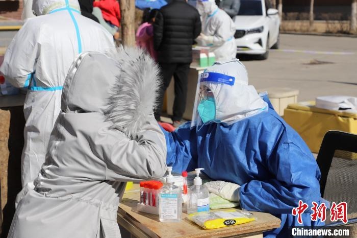 呼和浩特市民做核酸?！埩只?攝
