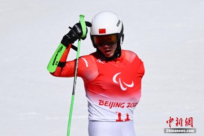 3月6日，中國選手梁景怡賽后慶祝勝利。當日，北京2022年冬殘奧會殘奧高山滑雪男子超級大回轉-站姿決賽在國家高山滑雪中心舉行，中國選手梁景怡奪得冠軍。 <a target='_blank' href='/'>中新社</a>記者 劉冉陽 攝 　