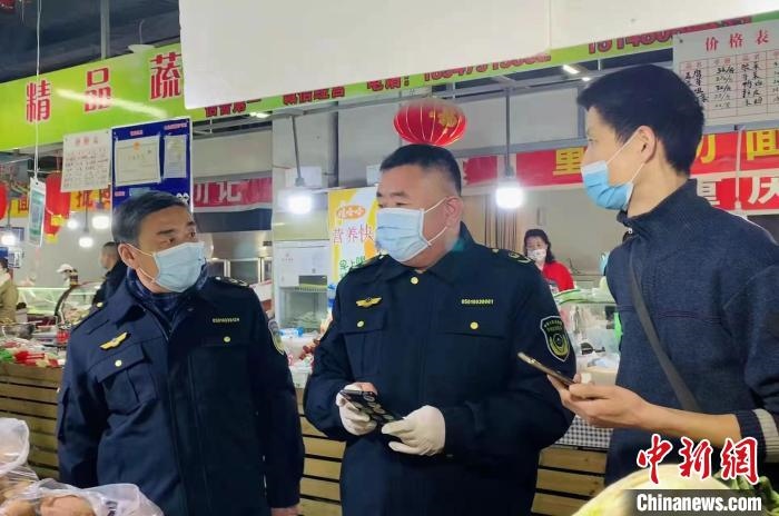 圖為執(zhí)法人員進(jìn)行調(diào)查?！±铈面谩z